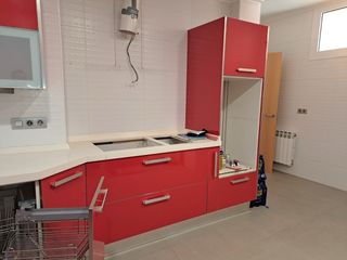 Muebles de cocina rojos y blancos