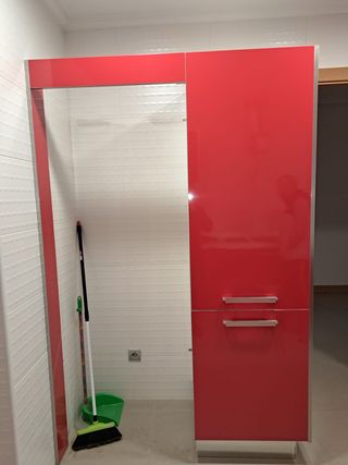 Muebles de cocina rojos y blancos