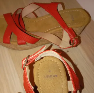 Sandalias de cuña rojas y beige talla 40