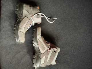 Botas de montaña Florclaz grises y naranjas