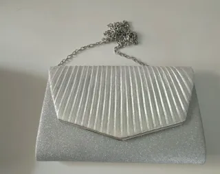 Sandalias de tacón y bolso a juego