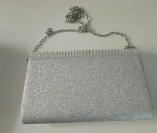 Sandalias de tacón y bolso a juego