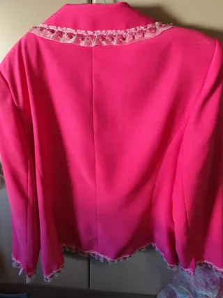 Traje chaqueta, blusa y falda estampado