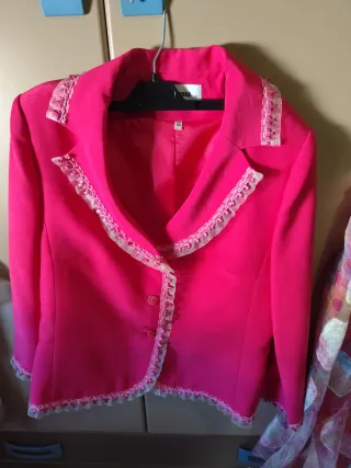 Traje chaqueta, blusa y falda estampado