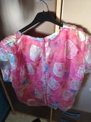 Traje chaqueta, blusa y falda estampado