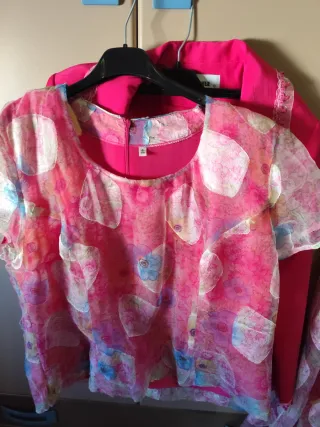 Traje chaqueta, blusa y falda estampado