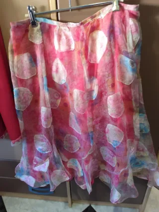 Traje chaqueta, blusa y falda estampado