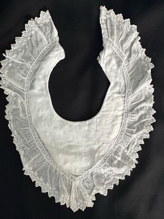 Babero vintage encaje y bordado