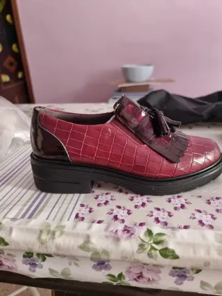 Zapatos de vestir rojos con flecos