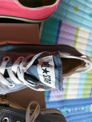 Zapatillas Converse rojas y grises