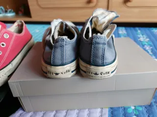 Zapatillas Converse rojas y grises