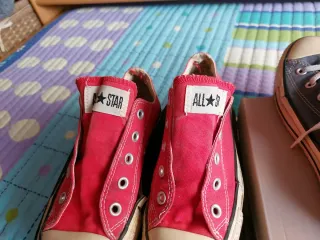 Zapatillas Converse rojas y grises