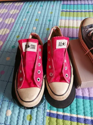 Zapatillas Converse rojas y grises