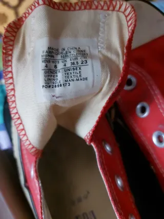 Zapatillas Converse rojas y grises