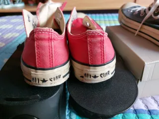 Zapatillas Converse rojas y grises