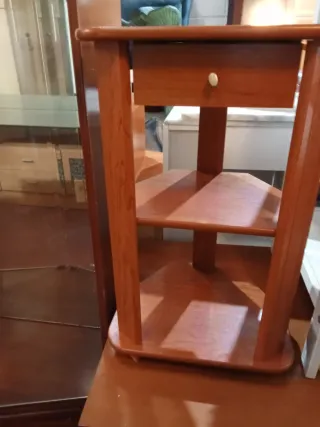 Cómoda de madera con cajón