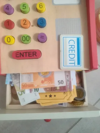 Caja registradora de madera con dinero