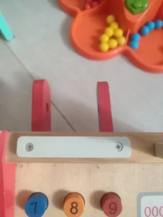 Caja registradora de madera con dinero