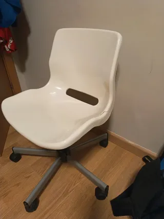 Silla de escritorio blanca y gris
