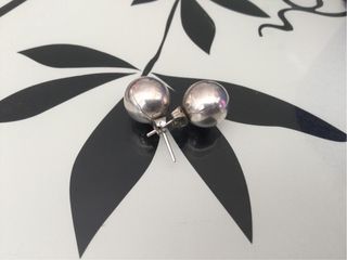 Pendientes de plata redondos.