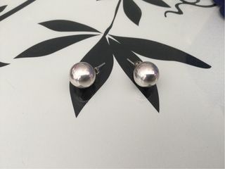 Pendientes de plata redondos.