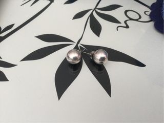 Pendientes de plata redondos.