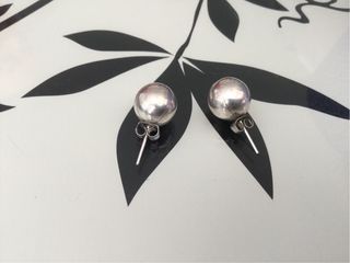 Pendientes de plata redondos.