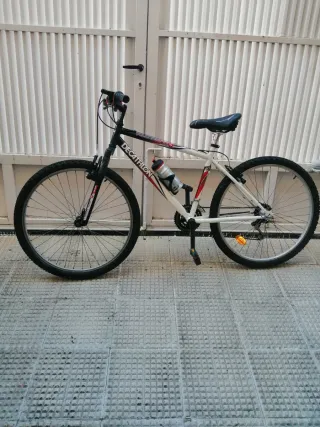 Bicicleta Decathlon Blanca y Negra mountain.