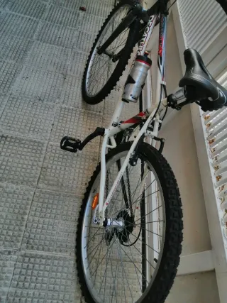 Bicicleta Decathlon Blanca y Negra mountain.