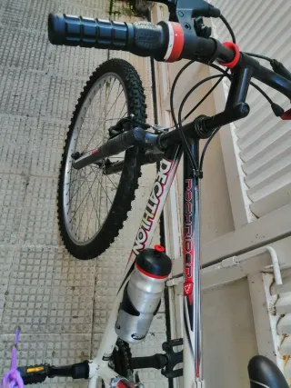 Bicicleta Decathlon Blanca y Negra mountain.
