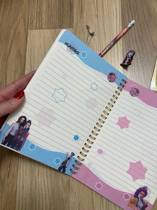Lote Kpop: Cuaderno, Taza, Reloj y Más