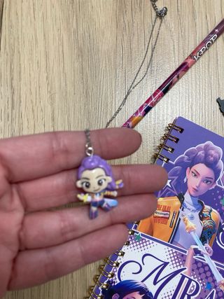 Lote Kpop: Cuaderno, Taza, Reloj y Más