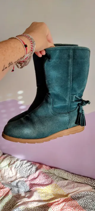 Botas color turquesa.
