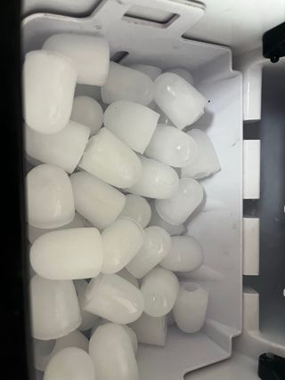 Máquina de hielo negra