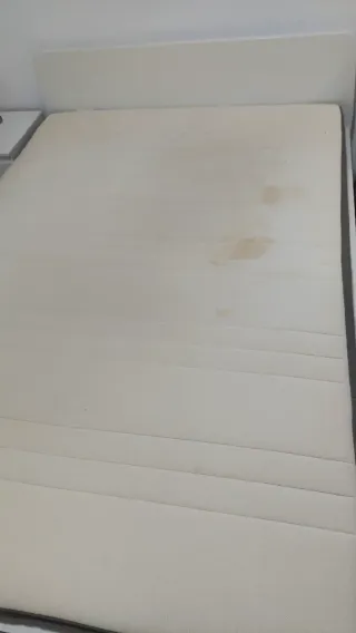 Cama, colchón y mesas de noche