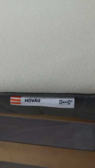 Cama, colchón y mesas de noche