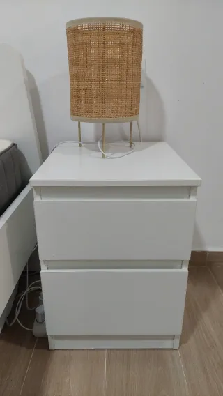 Cama, colchón y mesas de noche