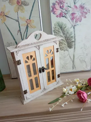 Portallaves de madera con puertas vintage