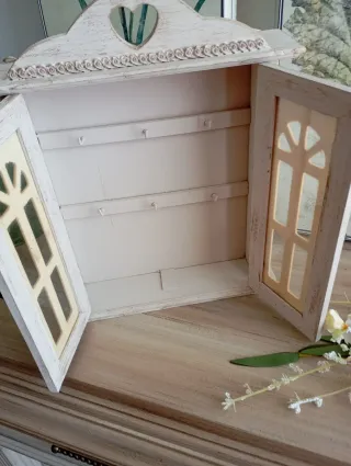 Portallaves de madera con puertas vintage