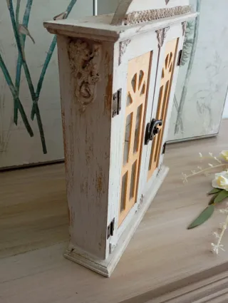 Portallaves de madera con puertas vintage