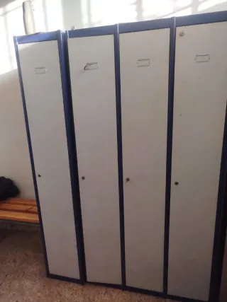 Taquillas metálicas azules y blancas