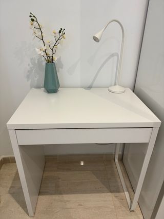 Escritorio blanco moderno con un cajón y silla