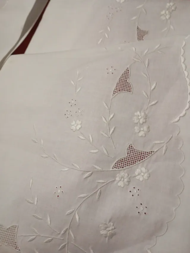 Juego de cama bordado y filtiré tolra sin iniciale