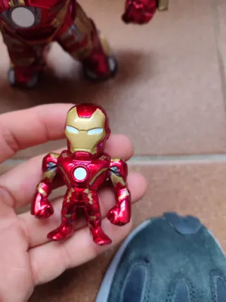 Figura Hulkbuster y Iron Man Metals