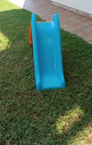 Tobogán infantil azul y naranja