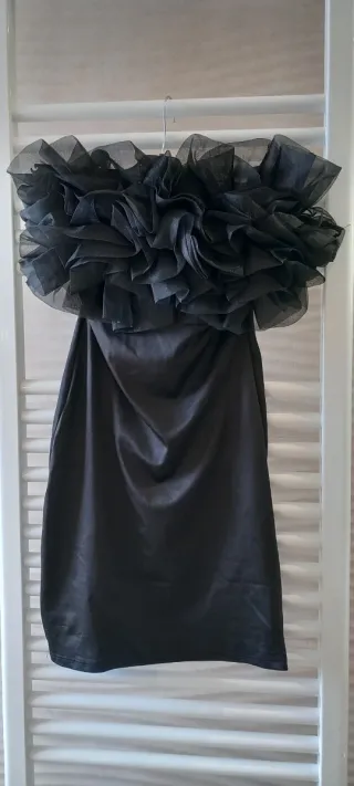 Vestido fiesta negro con volantes