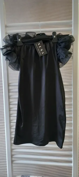 Vestido fiesta negro con volantes