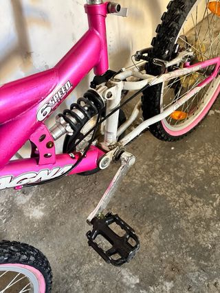 Bicicleta infantil rosa. Tiene 6 velocidades.