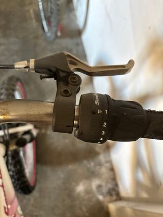 Bicicleta infantil rosa. Tiene 6 velocidades.