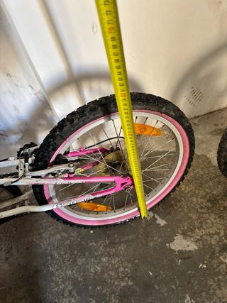 Bicicleta infantil rosa. Tiene 6 velocidades.